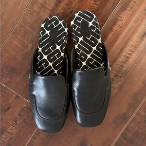 UGG Black Leather women’s Slip-On Loafers Janaya Mule black size 6